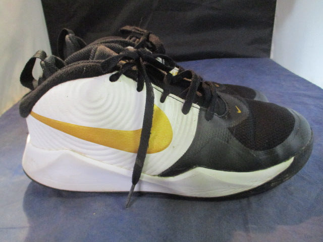 Load image into Gallery viewer, Used Nike Basketball Shoes Size 6
