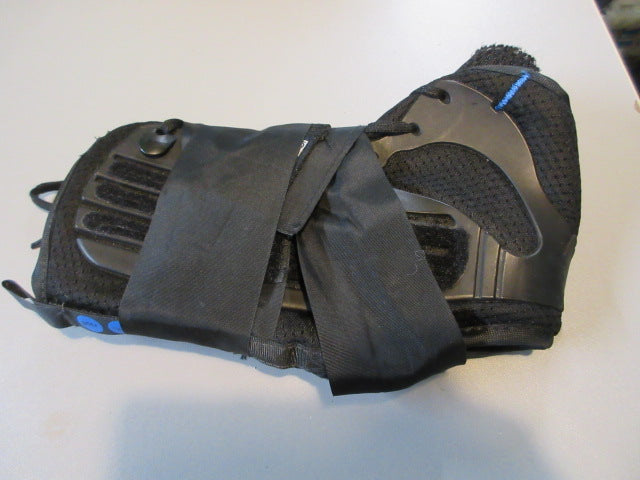 Load image into Gallery viewer, Used Form Fit Ossur Ankle Figure 8 Brace
