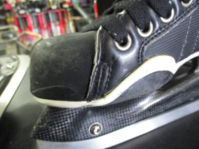 Load image into Gallery viewer, Used Easton Pro Lite Ultra Youth 3.5 Hockey Skates
