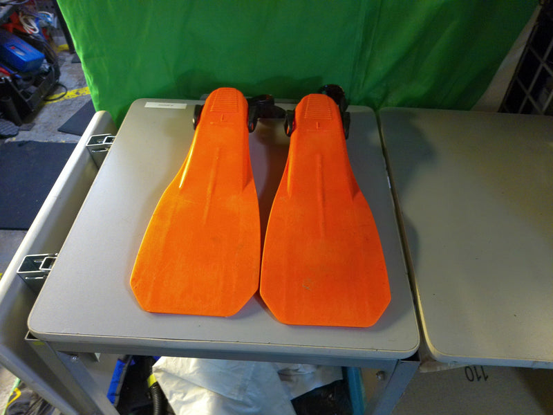 Load image into Gallery viewer, Used Kids Swim Fins Orange Size Youth Large
