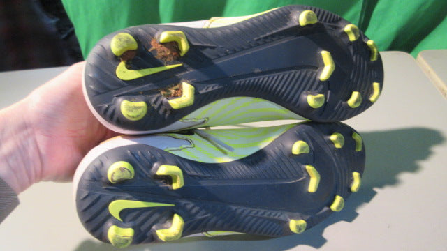 Load image into Gallery viewer, Used Nike Phantom SX Soccer Cleats Size 3
