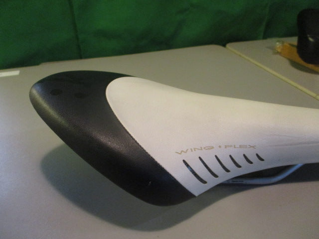 Load image into Gallery viewer, Used Fizik Wing Flex Tri 2 Bike Seat / Saddle
