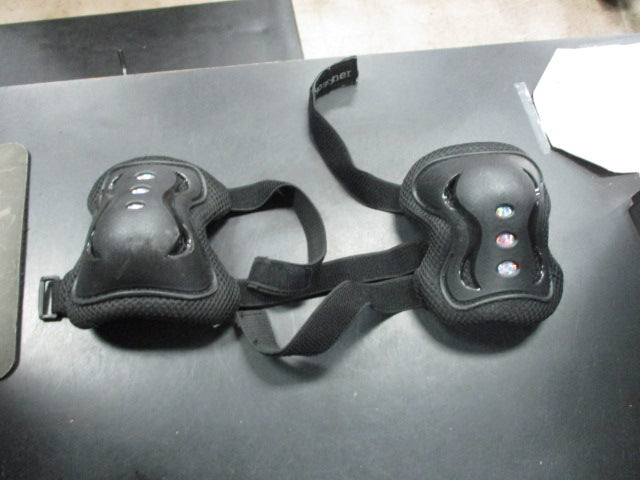 Load image into Gallery viewer, Used Bosoner Knee Pads Youth Size Medium
