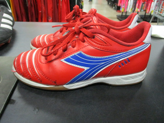 Load image into Gallery viewer, Used Diadora Size 2.5 Indoor Soccer Cleats
