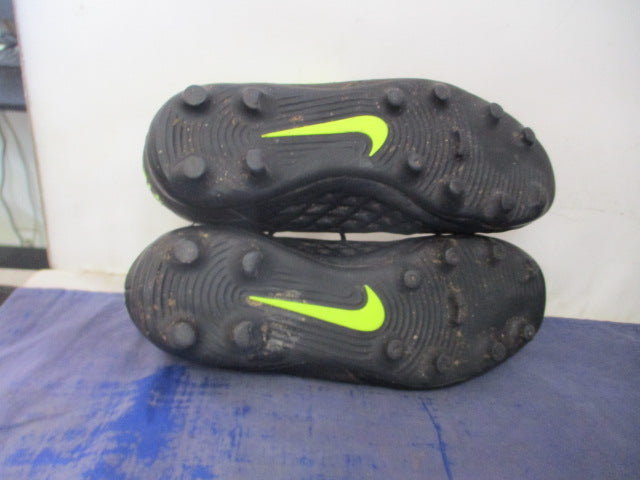 Load image into Gallery viewer, Used Nike Tiempo Soccer Cleats Youth Size 5.5
