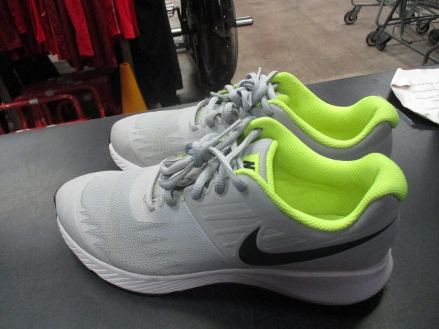 Load image into Gallery viewer, Used Nike Star Runner Running Shoes Size 5.5
