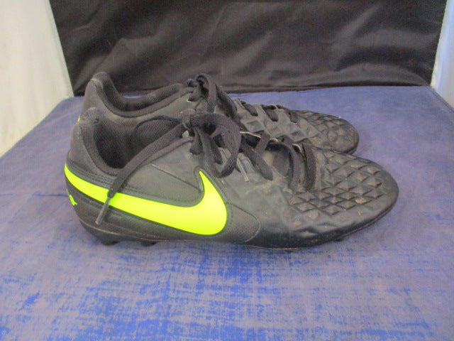 Load image into Gallery viewer, Used Nike Tiempo Soccer Cleats Youth Size 5.5
