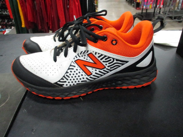 Load image into Gallery viewer, Used New Balance Fastpitch Size 8.5 Turf Cleats
