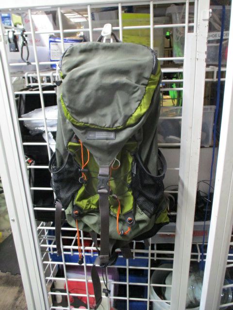 Load image into Gallery viewer, Used REI Jet Ultra Light 30 L Hiking Backpack - worn/dryrot small bungie cords
