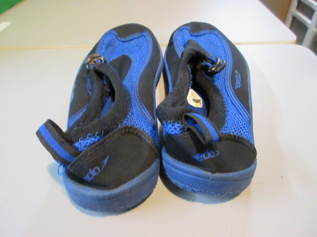 Load image into Gallery viewer, Used Speedo Water Shoes Size 4-5 Large
