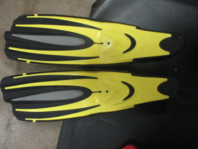 Load image into Gallery viewer, Used Mares Avanti Excel Fins Size 5-6
