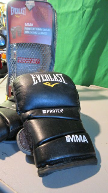 Load image into Gallery viewer, Used Everlast MMA Protex Universal Training Gloves Size Large
