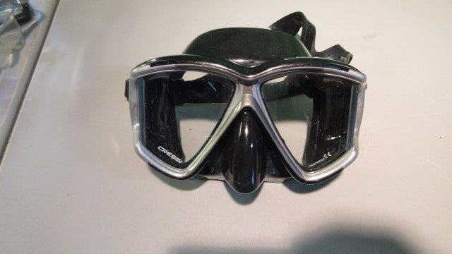 Load image into Gallery viewer, Used Cressi Black Scuba Mask
