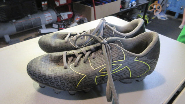 Load image into Gallery viewer, Used Under Armour Soccer Cleats Size 5
