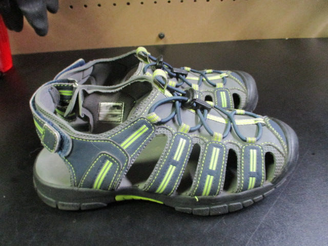 Load image into Gallery viewer, Used Kids Khombu Hiking Sandals Size 4
