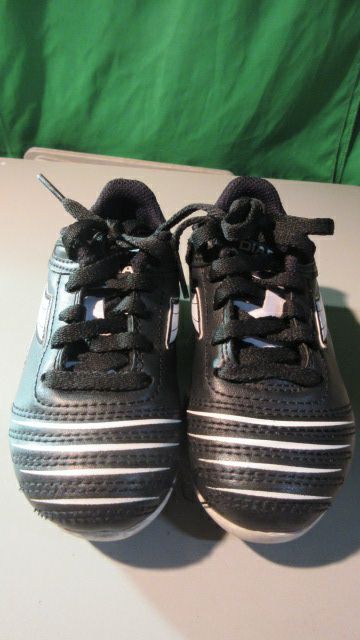 Load image into Gallery viewer, Used Diadora Kid&#39;s Cattura MD Jr Soccer Outdoor Cleats - K9.5
