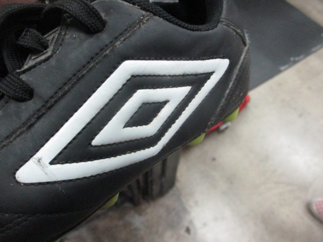 Load image into Gallery viewer, Used Umbro Soccer Cleats Size 2
