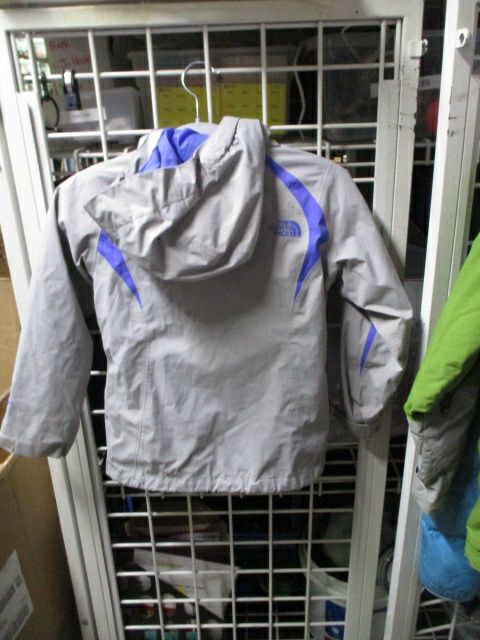 Load image into Gallery viewer, Used The North Face Hyvent Double Layered Jacket Youth Size XS - small hole
