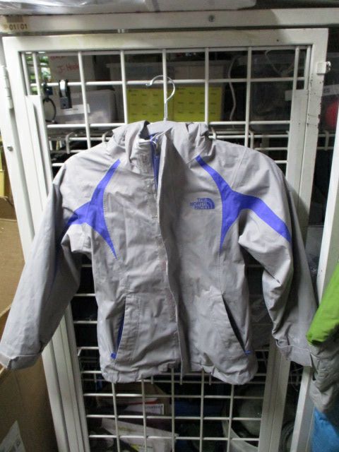 Load image into Gallery viewer, Used The North Face Hyvent Double Layered Jacket Youth Size XS - small hole
