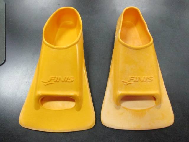 Load image into Gallery viewer, Used Finis Zoomers Gold Swim Fins Size 3.5-5
