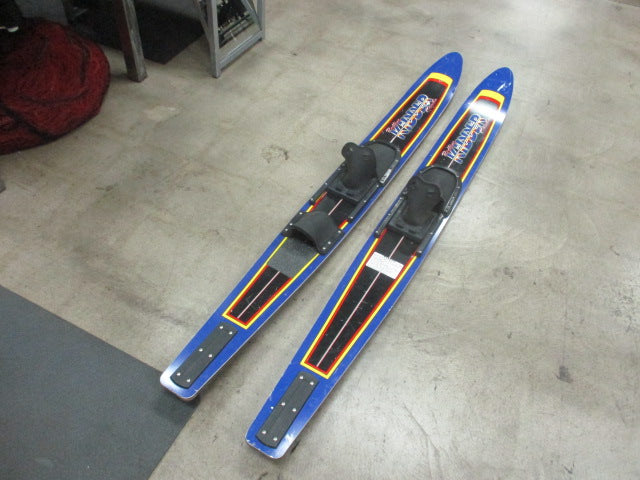 Load image into Gallery viewer, Used Redline Kidder Combo Water Skis 66&quot; (One Fin Has Damage)
