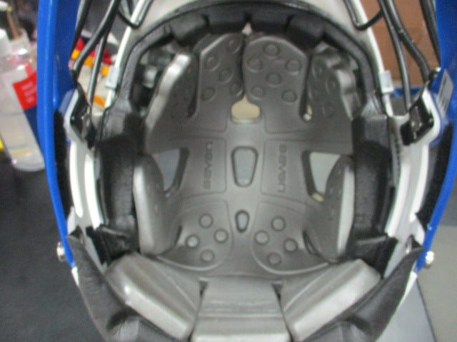 Load image into Gallery viewer, Used Cascade Pro7 Lacrosse Helmet (Missing Jaw Pads)
