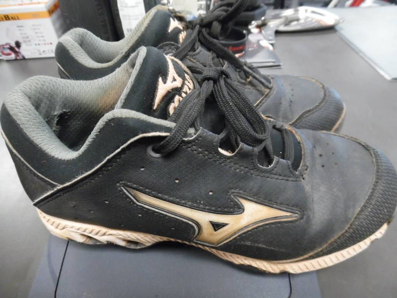 Load image into Gallery viewer, Used Mizuno Womens Size 5.5 Metal Softball Cleats
