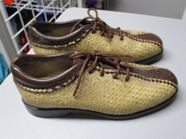 Load image into Gallery viewer, Used Women&#39;s Aerogreen Golf Shoes Size 6.5
