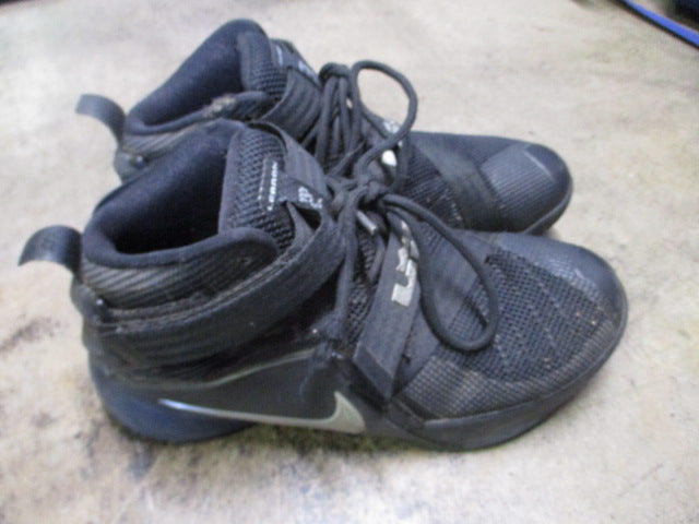 Load image into Gallery viewer, Used Nike Lebron James Black Basketball Shoes Size 5.5
