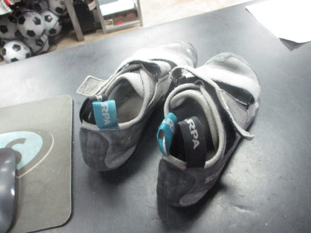 Load image into Gallery viewer, Used Scarpa Origin Climbing Shoes Size 8.5
