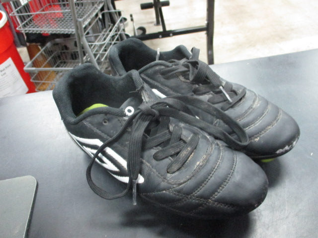 Load image into Gallery viewer, Used Umbro Soccer Cleats Size 2
