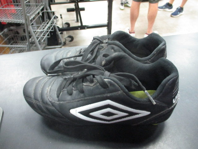 Load image into Gallery viewer, Used Umbro Soccer Cleats Size 2
