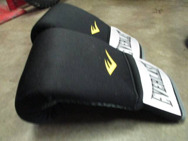 Load image into Gallery viewer, Used Everlast Everfresh Bag Gloves
