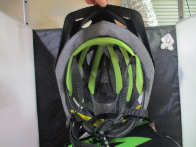 Load image into Gallery viewer, Used Cannondale Radius Bicycle Helmet Size Small (Great Condition)
