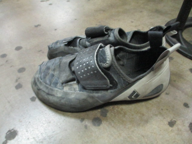 Load image into Gallery viewer, Used Black Diamond Rock Climbing Shoes Size 9.5 (holes in toes)
