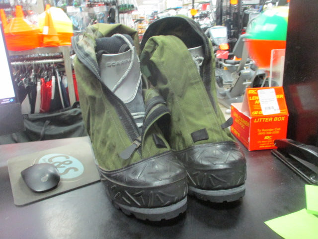 Load image into Gallery viewer, Used Scarpa Boots Men&#39;s Size 11 with Green Covers
