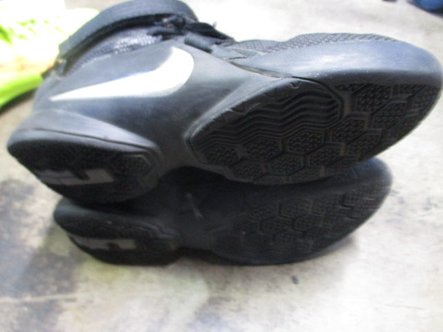 Load image into Gallery viewer, Used Nike Lebron James Black Basketball Shoes Size 5.5
