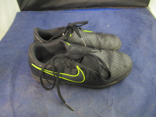 Load image into Gallery viewer, Used Nike Phantom Venom Soccer Shoes Youth Size 1
