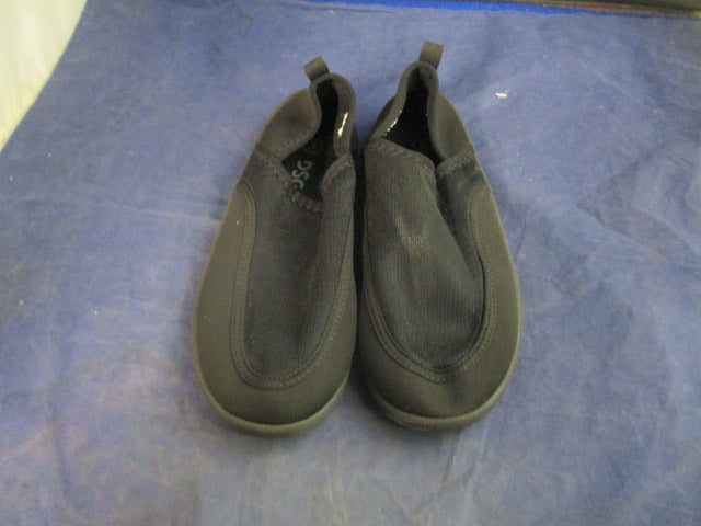 Load image into Gallery viewer, Used DSG Water Shoes Youth Size 3
