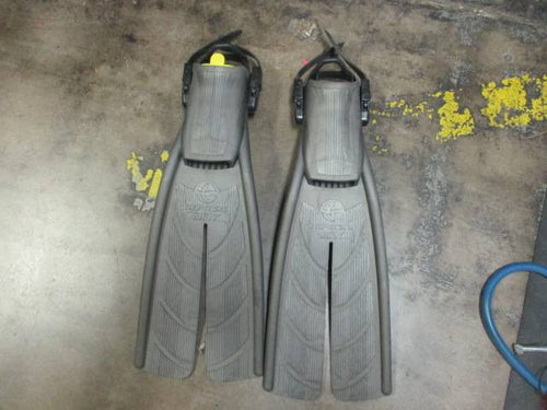 Used Genesis Blitz Size Small Split Fin Scuba Fins